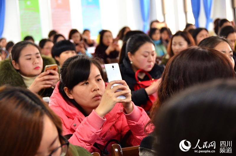 一位家長用手機記錄專家的教學(xué)過程。.jpg