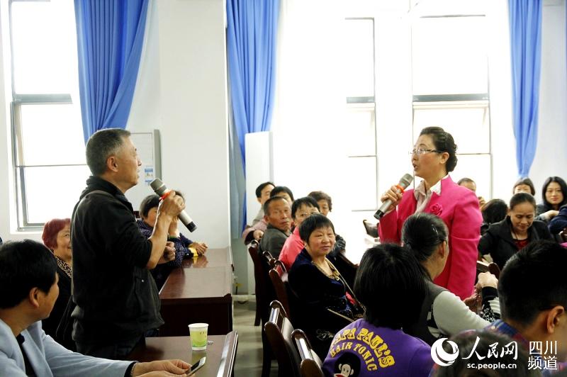參加學(xué)習(xí)的家長（左）在課堂上向?qū)＜覍で蠼逃⒆拥姆椒ā?jpg