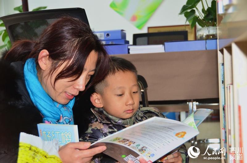 一位母親陪同孩子在家庭教育基地看書。.jpg