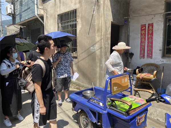 寧波大學學生社會實踐項目團隊走進北侖區(qū)春曉街道慈岙村開展居家養(yǎng)老調研.jpg
