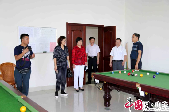 考察團(tuán)在會(huì)議室座談交流.jpg
