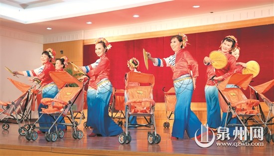 2014年10月19日，泉州老年大學(xué)在與韓國光州老年交流團(tuán)文化交流演出中的表演.jpg