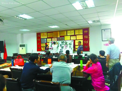 社區(qū)書畫愛好者在學(xué)習(xí)繪畫。.jpg