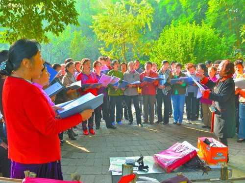 張全貞在公園里義務(wù)教唱。.jpg