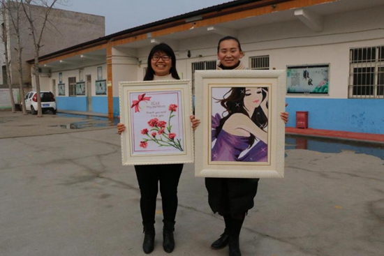 常莊社區(qū)學(xué)校的老師和學(xué)員共同展示作品.jpg
