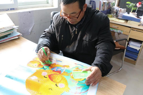 學(xué)員在制作鉆石繡.jpg