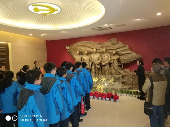 講解員為大家介紹成都五大英雄人物.jpg