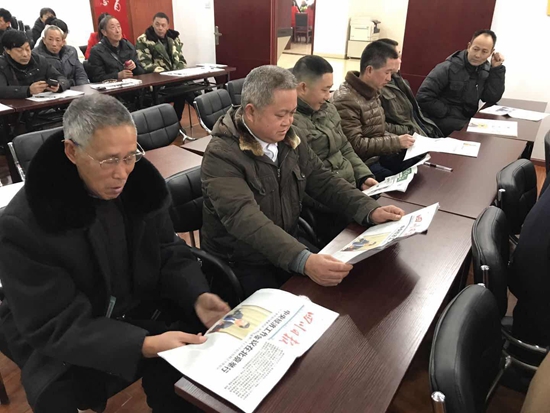 村民們認(rèn)真看書讀報(bào).jpg