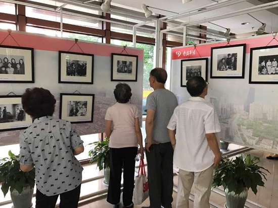 居民們參觀攝影展.jpg