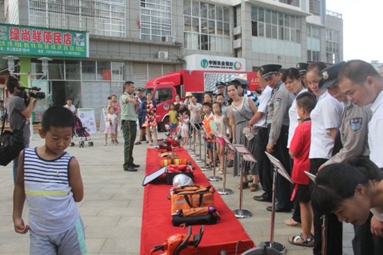 圖2：讓社區(qū)居民認(rèn)識(shí)消防用具.jpg