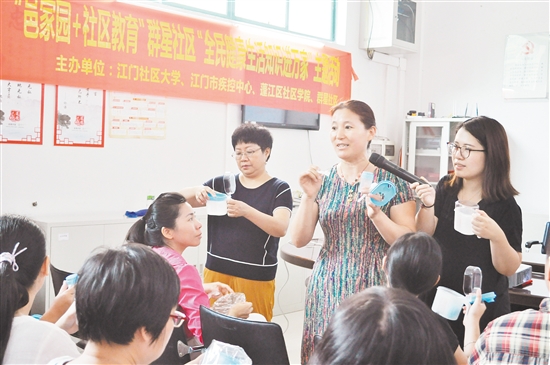居民正在學(xué)習(xí)健康保健知識.jpg
