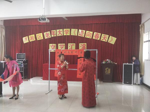 書法小品《貼春聯(lián)》.jpg