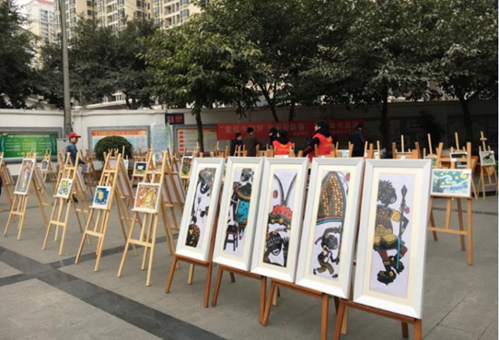 志愿者進(jìn)行現(xiàn)場(chǎng)展覽布置.jpg