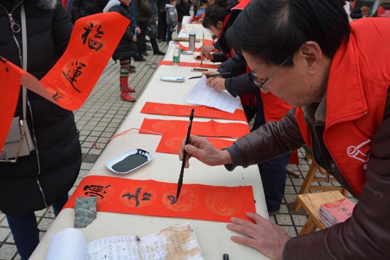 社區(qū)能人們揮毫潑墨.jpg