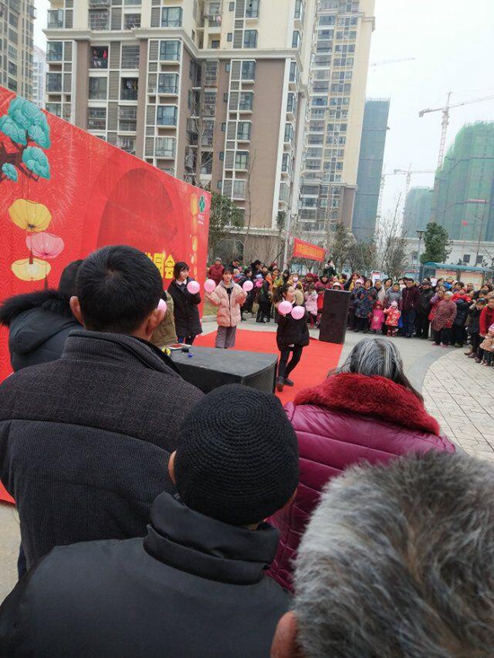 熱情洋溢的啦啦隊(duì)舞蹈.jpg