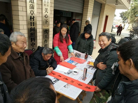 社區(qū)能人寫(xiě)春聯(lián)，送祝福.jpg