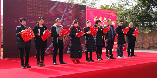 全體兩委工作人員齊上臺給居民送祝福.jpg
