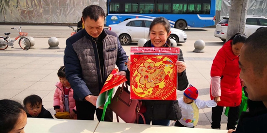 分發(fā)禮品活動現(xiàn)場.jpg