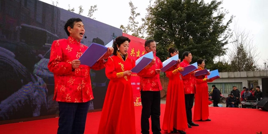 社區(qū)文藝學(xué)習(xí)型團(tuán)隊(duì)表演唱《十九大精神進(jìn)我家》.jpg