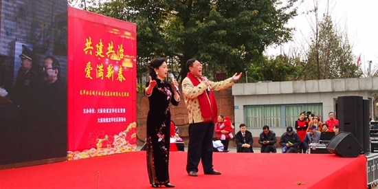 社區(qū)文藝學(xué)習(xí)型團(tuán)隊(duì)表演唱京劇《中國脊梁》.jpg