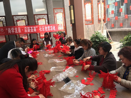 社區(qū)居民聚精會(huì)神制作燈籠.jpg