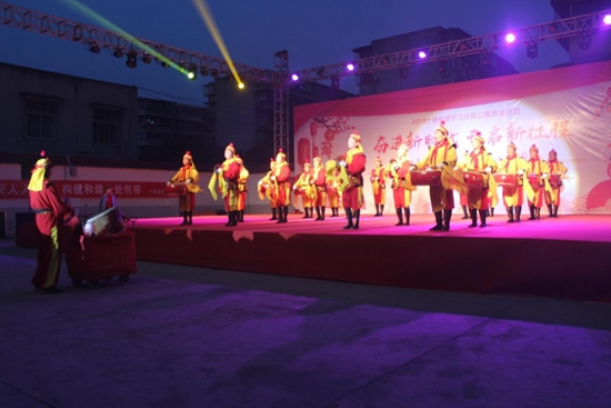 學(xué)習(xí)型文藝團隊鑼鼓隊開場表演.jpg