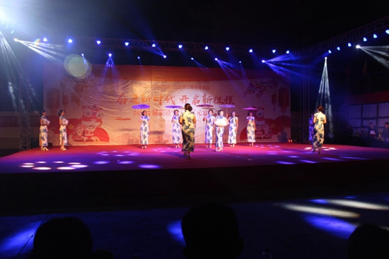 學(xué)習(xí)型團隊靚麗人生隊時裝表演《青花瓷》.jpg