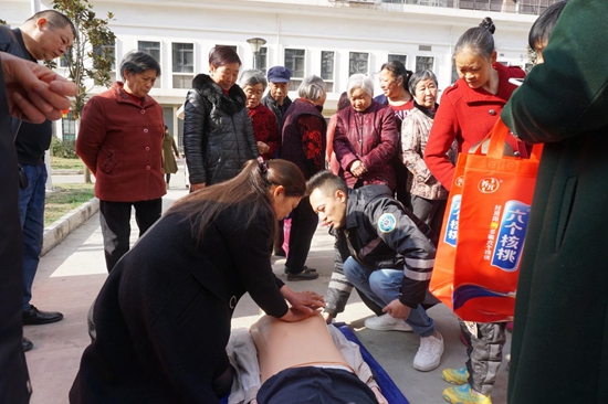 社區(qū)居民在老師的指導(dǎo)下參與心肺復(fù)蘇培訓(xùn).jpg