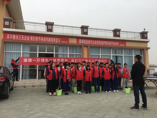 社區(qū)教育工作站站長張華軍向各位志愿者講解活動要求.jpg