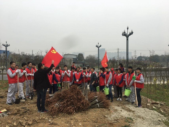 張華軍向全體志愿者講解樹苗的栽種方法.jpg
