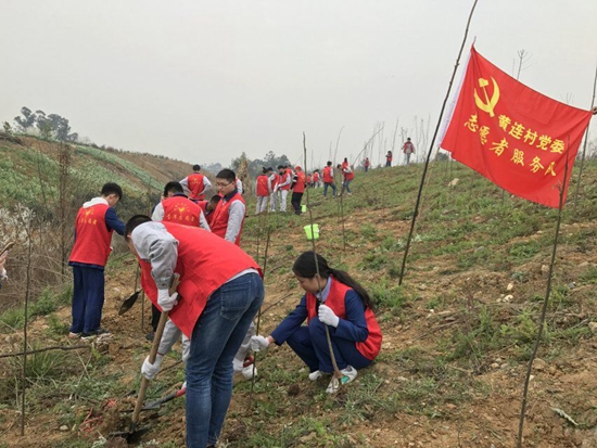 全體志愿者積極投入到植樹活動中.jpg