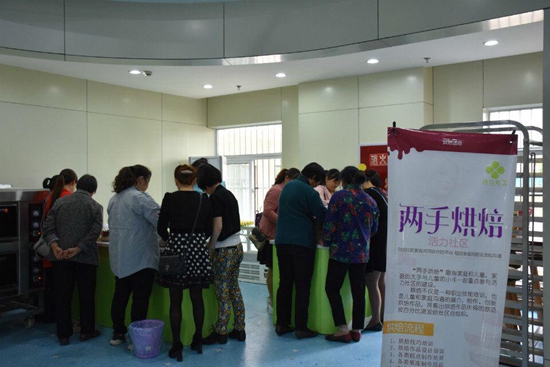學(xué)員們認真觀察.jpg