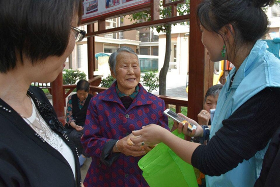 將蛋糕送給社區(qū)老人3.jpg