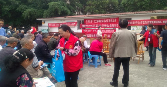 發(fā)放政策法規(guī)宣傳資料.jpg