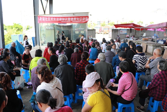 社區(qū)法律顧問(wèn)為社區(qū)婦女宣講法律知識(shí).jpg