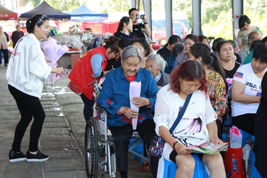 收到祝福和知識(shí)手冊(cè)，老奶奶開(kāi)心極了！.jpg