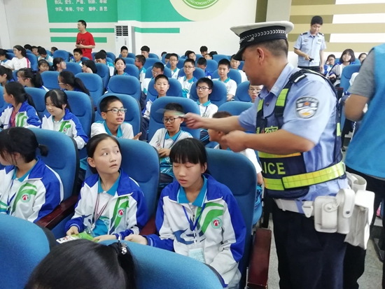 工作人員發(fā)放禁毒教育宣傳資料.jpg