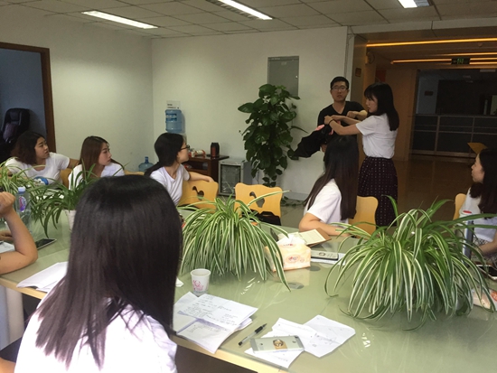 交流演示如何創(chuàng)意造傘.jpg