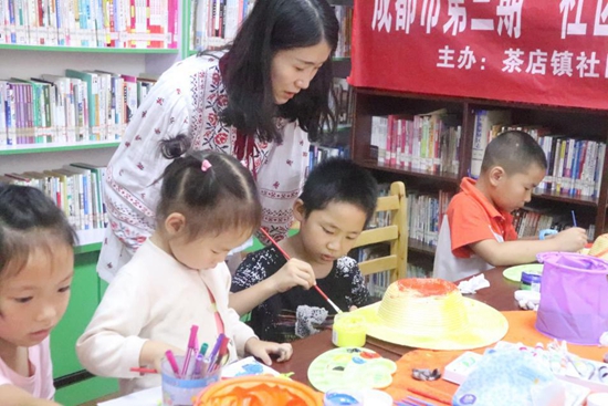 志愿者指導(dǎo)繪畫.jpg