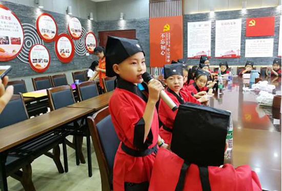 孩子們積極地表達(dá)自己對(duì)國(guó)學(xué)的理解.jpg