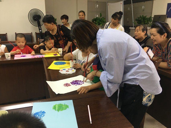 指導(dǎo)繪畫.jpg