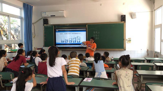 跟著老師做實(shí)驗(yàn).jpg
