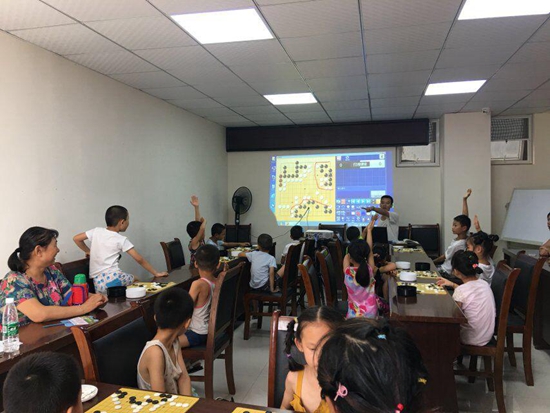 孩子們積極舉手回答老師問題.jpg
