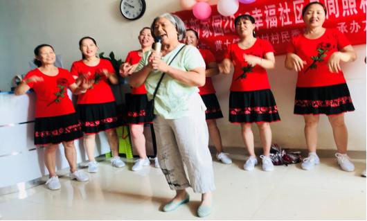 社區(qū)學(xué)習(xí)團(tuán)隊成員展示學(xué)習(xí)成果.jpg