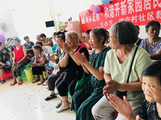 高興的老人們_副本.jpg