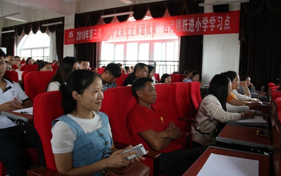 認(rèn)真聽(tīng)課的家長(zhǎng).jpg