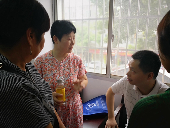 萬(wàn)華醫(yī)生為居民答疑.jpg