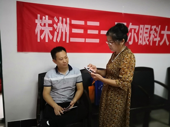 張宇醫(yī)生為居民答疑.jpg