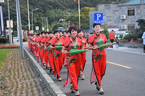 寧波市北侖區(qū)春曉上演一場(chǎng)華麗旗袍秀_副本.jpg