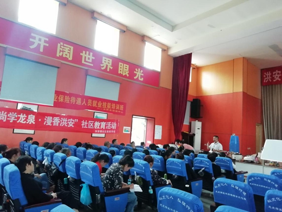 失業(yè)人員認(rèn)真聆聽(tīng)老師講解理論.jpg